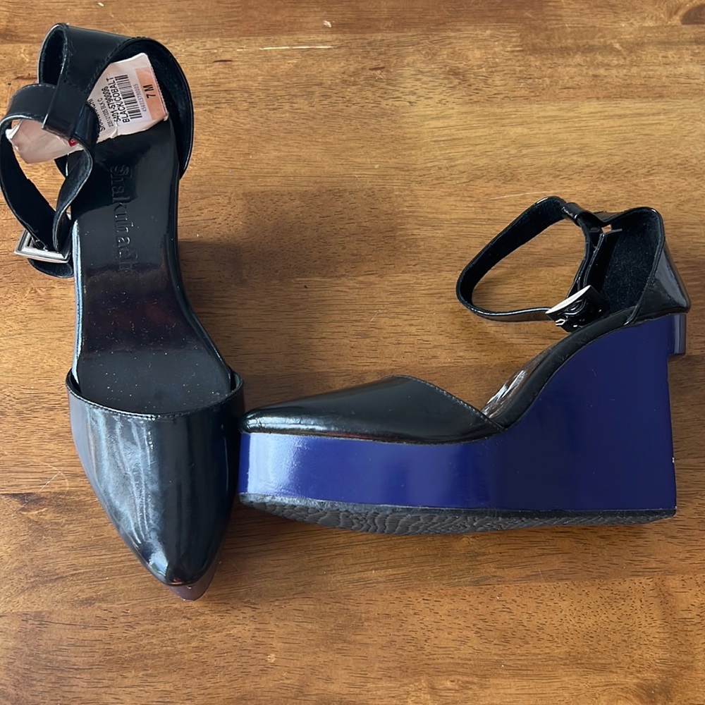 NWT unique shaped platform edge shoes with ankle straps! Sz 7